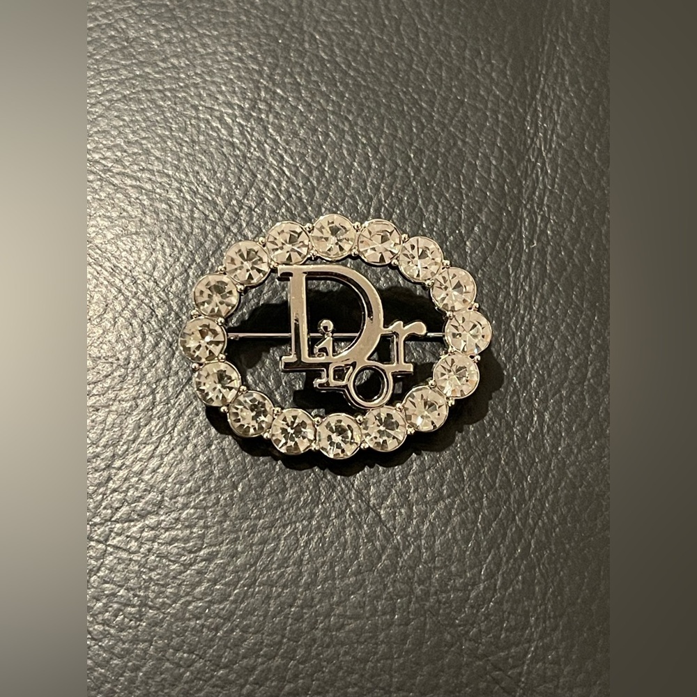 Fashion Jewelry Stamped Silver Crystal Embellished Brooch